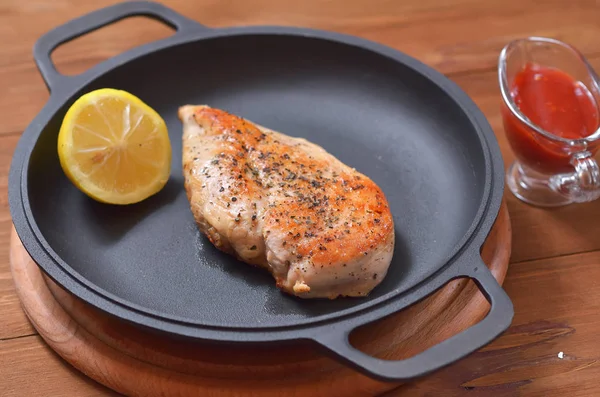 Filete Pollo Grande Con Limón Frito Una Sartén Lado Mesa Fotos de stock libres de derechos