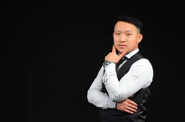 Asiatisk Ung Man Tittar Kameran Slår Handen Ansiktet Vrids Sidled — Stockfoto