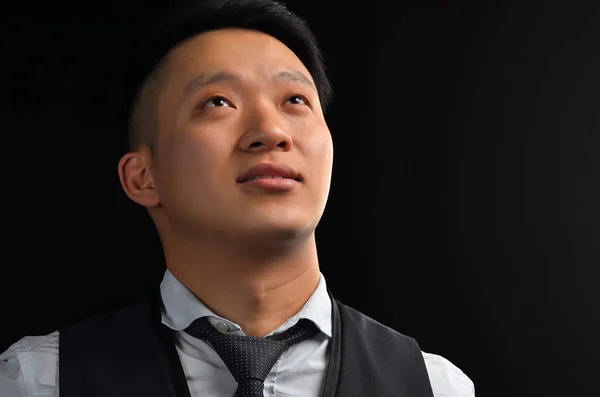 Porträtt Asiatisk Ung Man Som Tittar Upp Klädd Skjorta Leende — Stockfoto