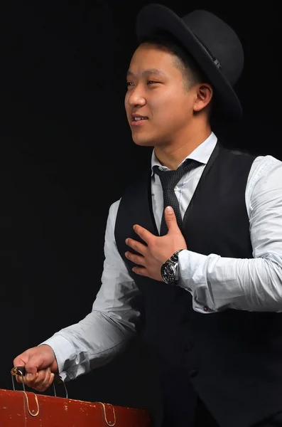 Asiatisk Ung Man Hatt Med Brun Resväska Tittar Sidan Sätter — Stockfoto