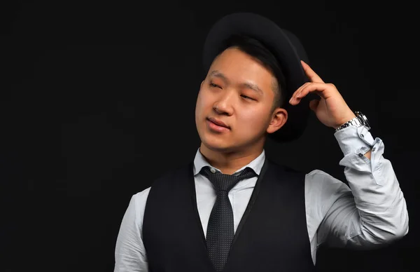 Asiatisk Man Svart Hatt Skjorta Och Slips Står Svart Bakgrund — Stockfoto