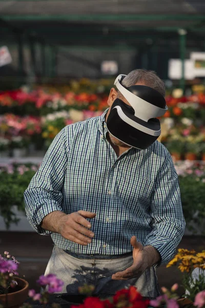 Mannen Med Glasögon Trädgården — Stockfoto