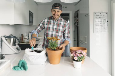 Genç adam bitkiler dikim.