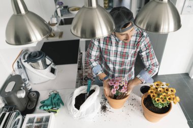 Genç adam bitkiler dikim.