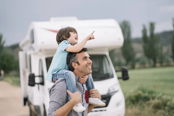 Pai Filho Com Caravana Férias — Fotografia de Stock