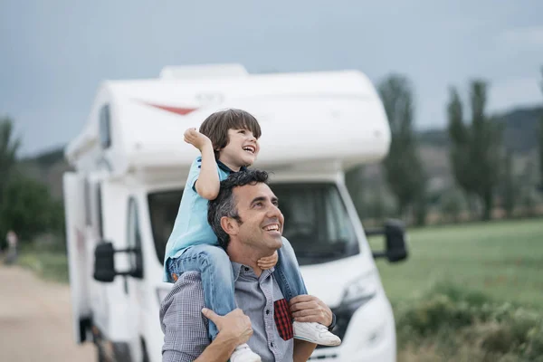 Pai Filho Com Caravana Férias — Fotografia de Stock