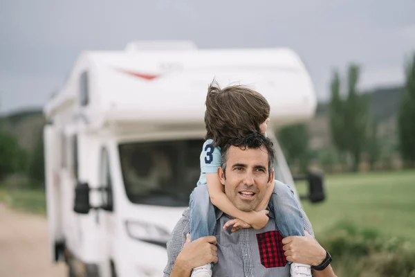 Pai Filho Com Caravana Férias — Fotografia de Stock