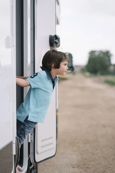 Kleine Jongen Een Caravan — Stockfoto