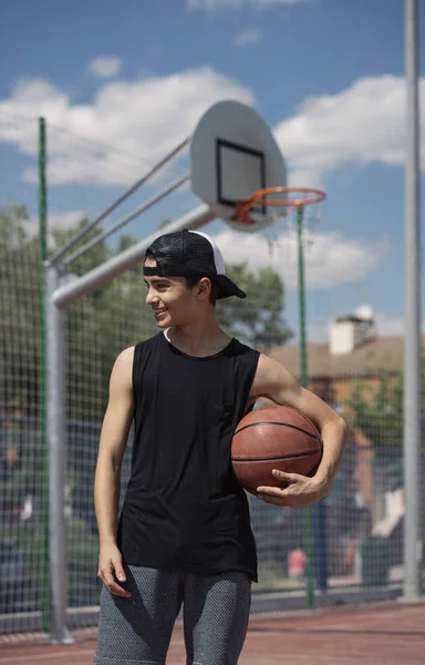 Jeune Homme Tenant Ballon Basket — Photo