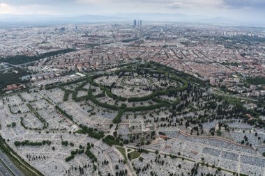 Cityscape manzarası görünümü Madrid, La Almudena cementery
