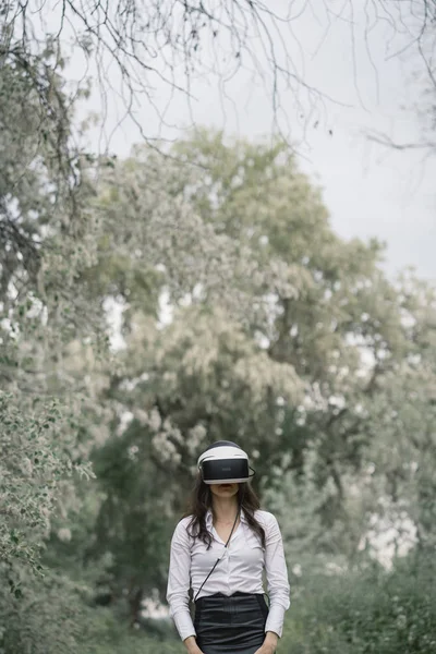 Beautiful Brunette Woman Virtual Reality Glasses Outdoors — Stock Photo, Image