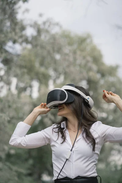 Beautiful Brunette Woman Virtual Reality Glasses Outdoors — Stock Photo, Image