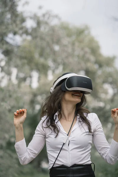 Beautiful Brunette Woman Virtual Reality Glasses Outdoors — Stock Photo, Image
