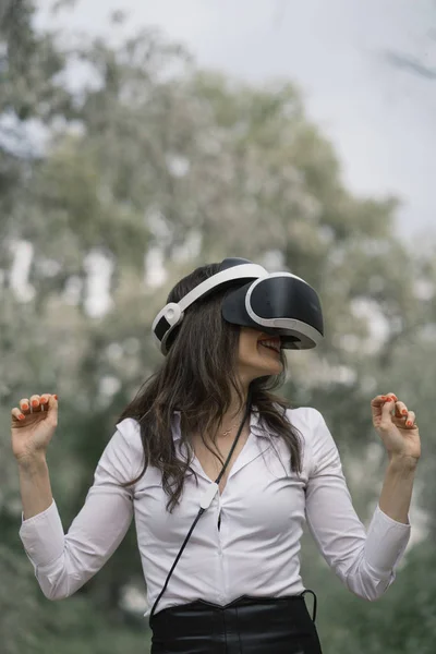 Beautiful Brunette Woman Virtual Reality Glasses Outdoors — Stock Photo, Image