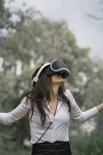 Beautiful Brunette Woman Virtual Reality Glasses Outdoors — Stock Photo, Image