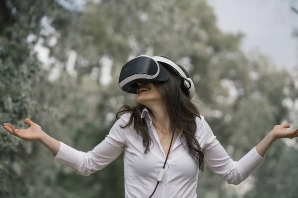 Beautiful Brunette Woman Virtual Reality Glasses Outdoors — Stock Photo, Image