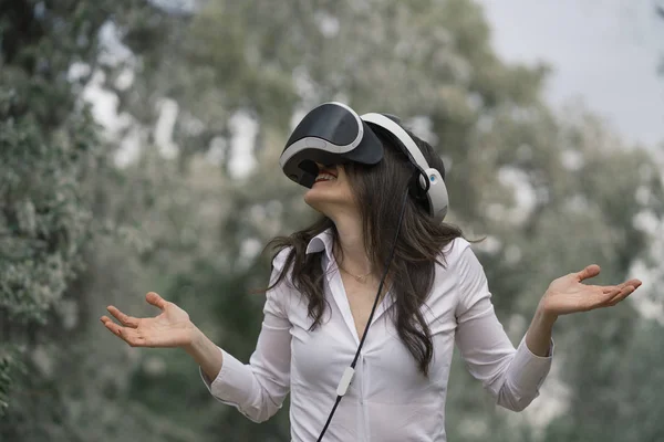 Beautiful Brunette Woman Virtual Reality Glasses Outdoors — Stock Photo, Image