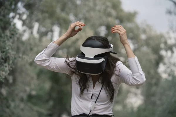 Beautiful Brunette Woman Virtual Reality Glasses Outdoors — Stock Photo, Image