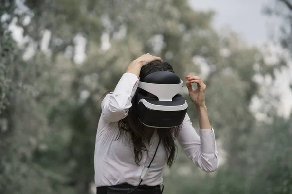 Beautiful Brunette Woman Virtual Reality Glasses Outdoors — Stock Photo, Image