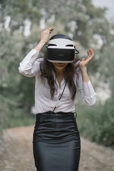 Beautiful Brunette Woman Virtual Reality Glasses Outdoors — Stock Photo, Image