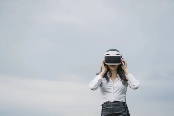 Beautiful Brunette Woman Virtual Reality Glasses Outdoors — Stock Photo, Image