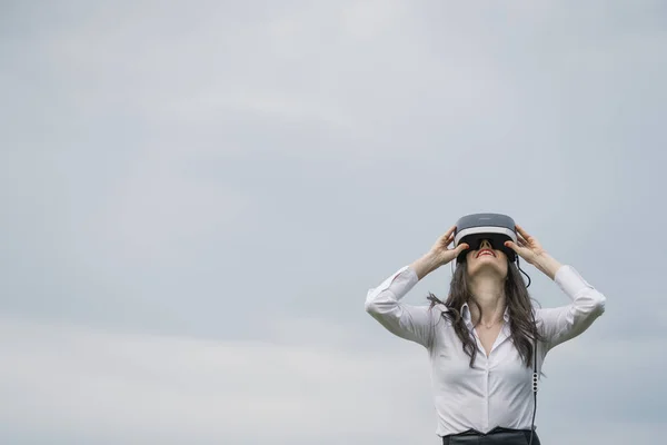 Beautiful Brunette Woman Virtual Reality Glasses Outdoors — Stock Photo, Image