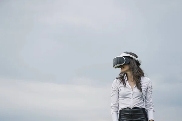 Beautiful Brunette Woman Virtual Reality Glasses Outdoors — Stock Photo, Image