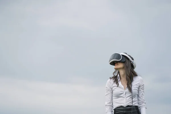 Beautiful Brunette Woman Virtual Reality Glasses Outdoors — Stock Photo, Image