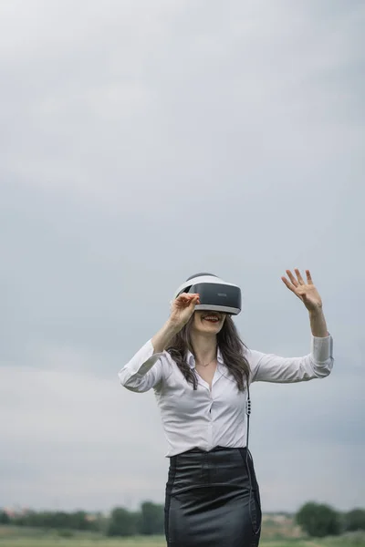 Beautiful Brunette Woman Virtual Reality Glasses Outdoors — Stock Photo, Image