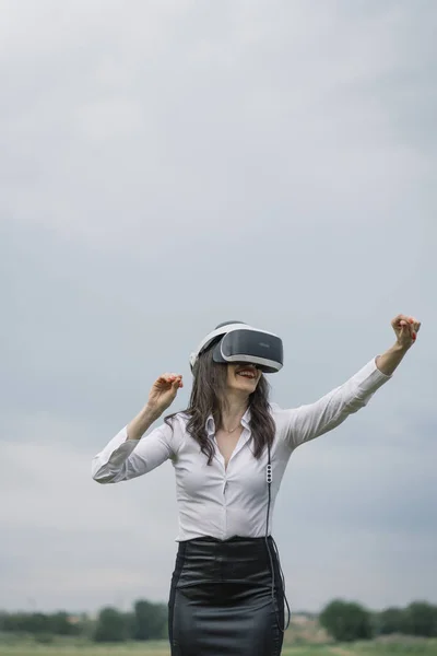 Beautiful Brunette Woman Virtual Reality Glasses Outdoors — Stock Photo, Image