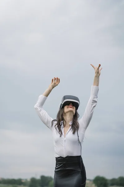 Beautiful Brunette Woman Virtual Reality Glasses Outdoors — Stock Photo, Image