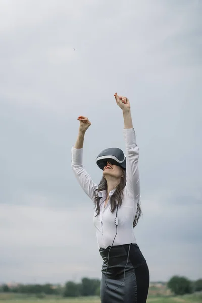 Beautiful Brunette Woman Virtual Reality Glasses Outdoors — Stock Photo, Image