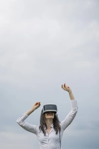 Beautiful Brunette Woman Virtual Reality Glasses Outdoors — Stock Photo, Image