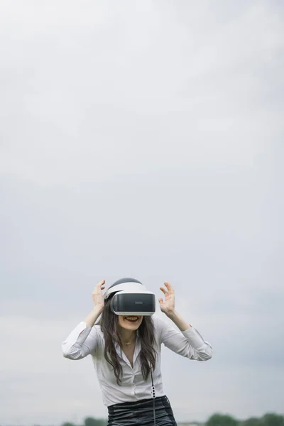 Beautiful Brunette Woman Virtual Reality Glasses Outdoors — Stock Photo, Image