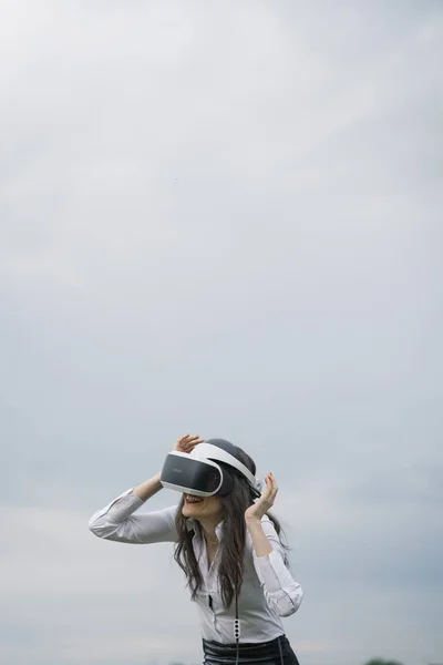 Hermosa Mujer Morena Con Gafas Realidad Virtual Aire Libre — Foto de Stock