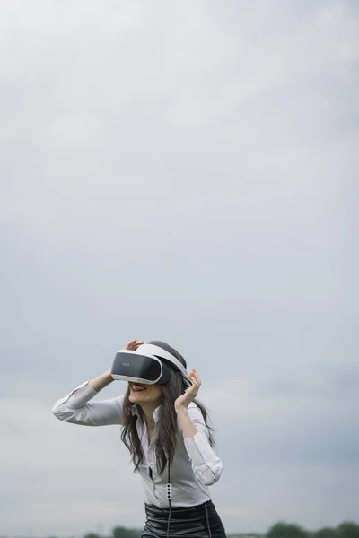 Beautiful Brunette Woman Virtual Reality Glasses Outdoors — Stock Photo, Image