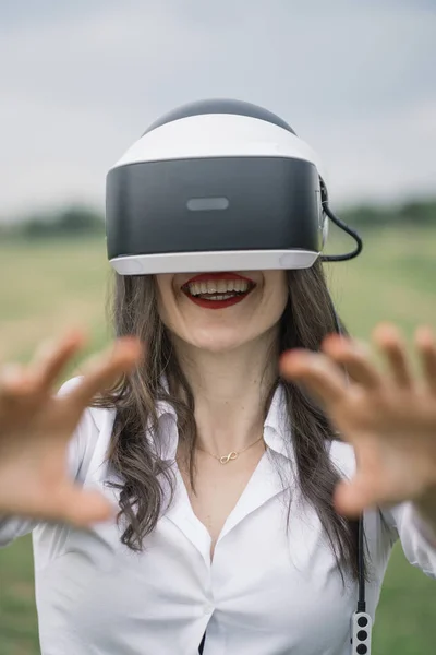 Beautiful Brunette Woman Virtual Reality Glasses Outdoors — Stock Photo, Image