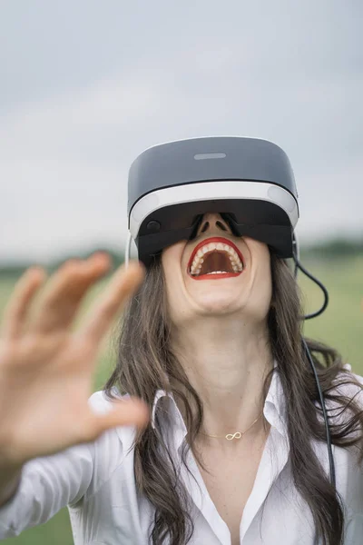 Beautiful Brunette Woman Virtual Reality Glasses Outdoors — Stock Photo, Image