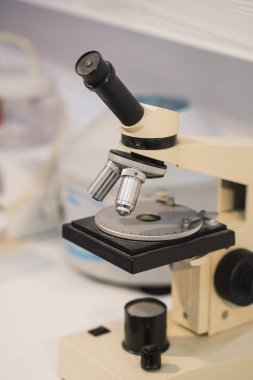 mikroskop, laboratuvarda kullanılmaya hazır