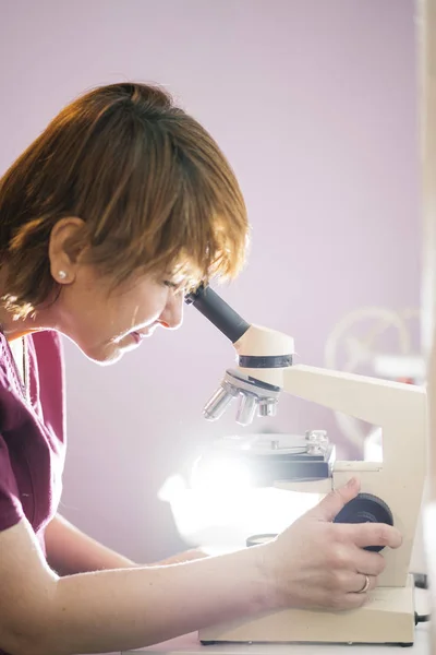 Femme Avec Microscope Prête Emploi — Photo
