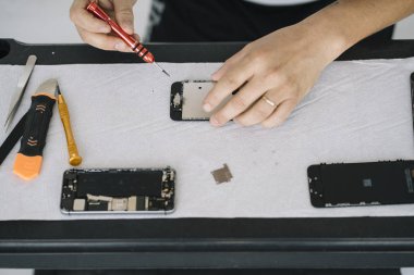 Elektronik tamir servisi. Teftiş için akıllı telefonu sökme teknisyeni.