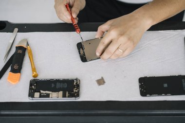 Elektronik tamir servisi. Teftiş için akıllı telefonu sökme teknisyeni.