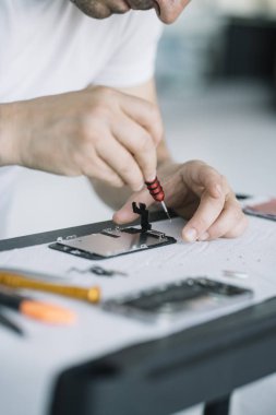 Elektronik tamir servisi. Teftiş için akıllı telefonu sökme teknisyeni.