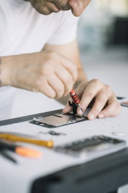Elektronik tamir servisi. Teftiş için akıllı telefonu sökme teknisyeni.