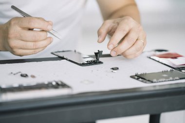Elektronik tamir servisi. Teftiş için akıllı telefonu sökme teknisyeni.