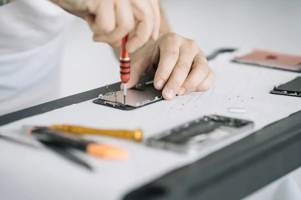 Reparatie Van Elektronica Technicus Demonteren Smartphone Voor Inspectie — Stockfoto