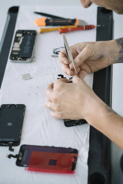 Servicio Reparación Electrónica Técnico Desarmando Smartphone Para Inspeccionar — Foto de Stock