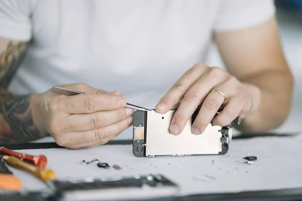 Reparatie Van Elektronica Technicus Demonteren Smartphone Voor Inspectie — Stockfoto