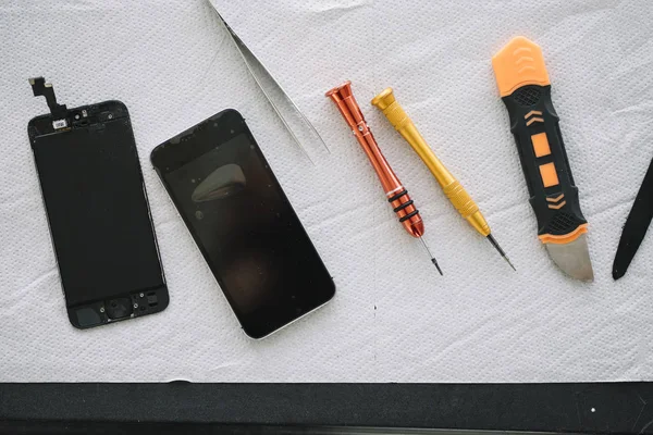 Elektronik Reparation Service Tekniker Demontering Smartphone Til Inspektion - Stock-foto