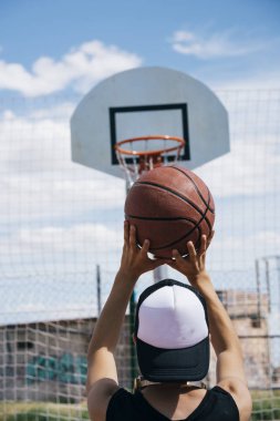 Basketbol oynayan genç çocuk.